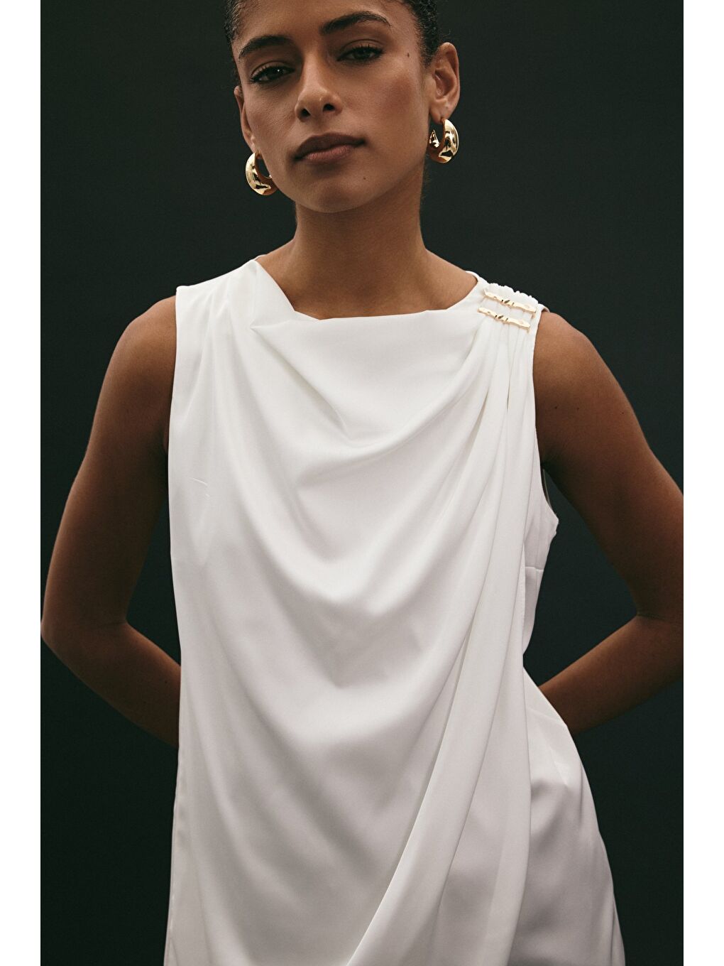 Aksesuar Detaylı Kolsuz Bluz - Ekru-6