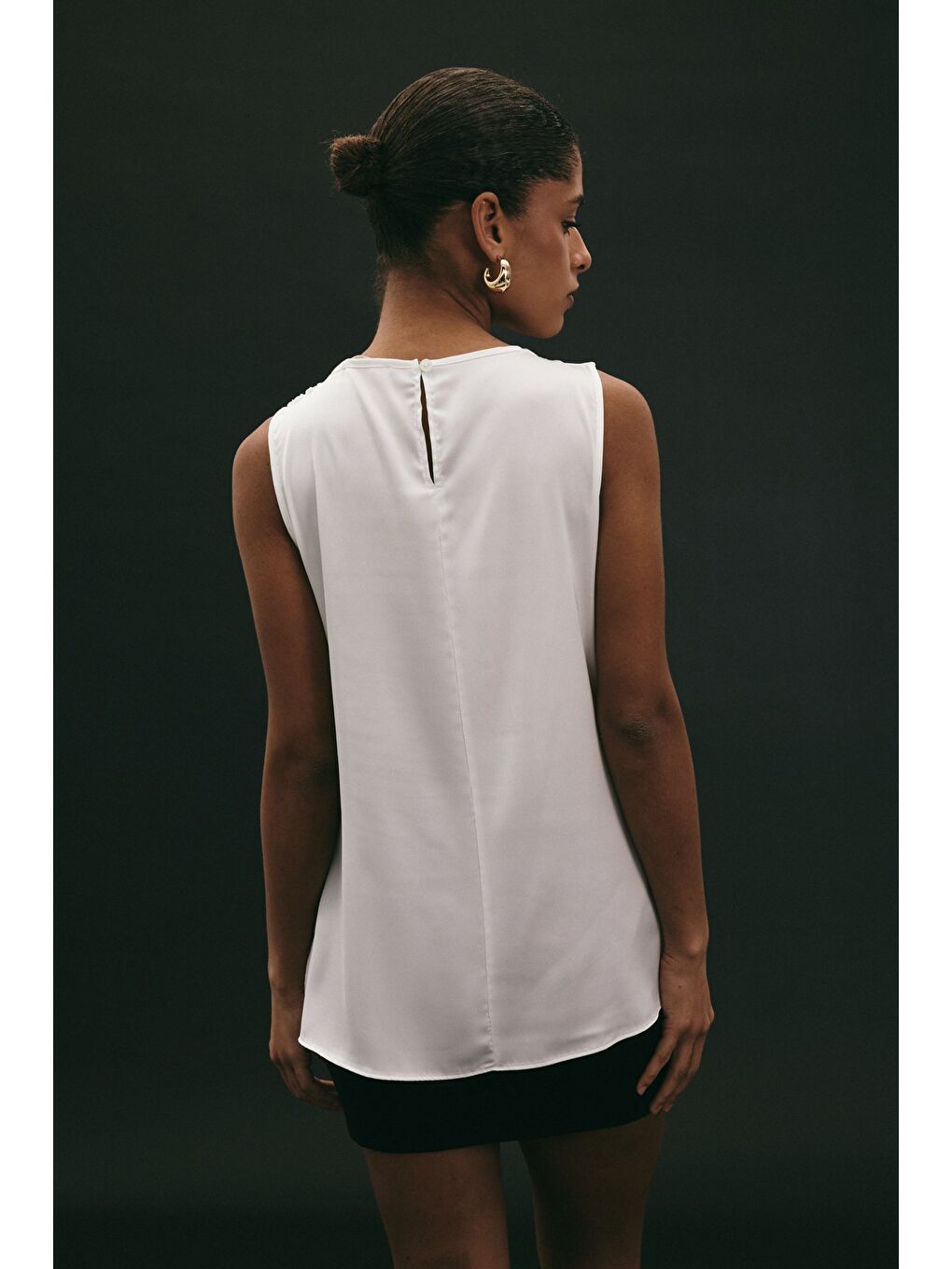 Aksesuar Detaylı Kolsuz Bluz - Ekru-7