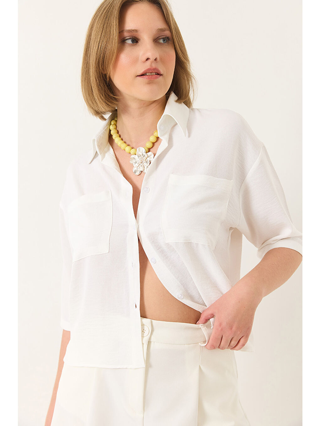 Ekru Kadın Çift Cep Detaylı Keten Aerobin Oversize Kısa Gömlek-4