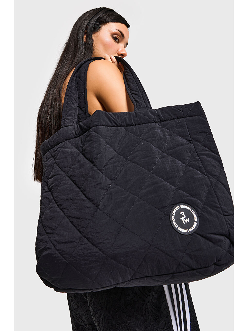 Siyah Renk Baklava Desenli Askılı Özel Tasarım Çanta-1