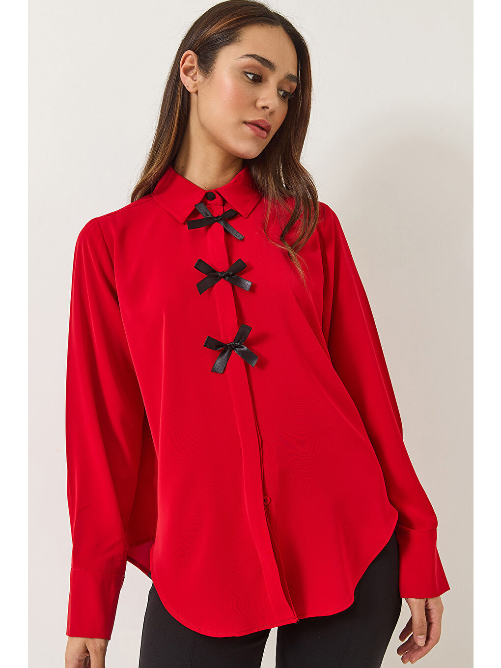 Kırmızı Kadın Kurdele Detaylı Gizli Düğmeli Uzun Kollu Gömlek