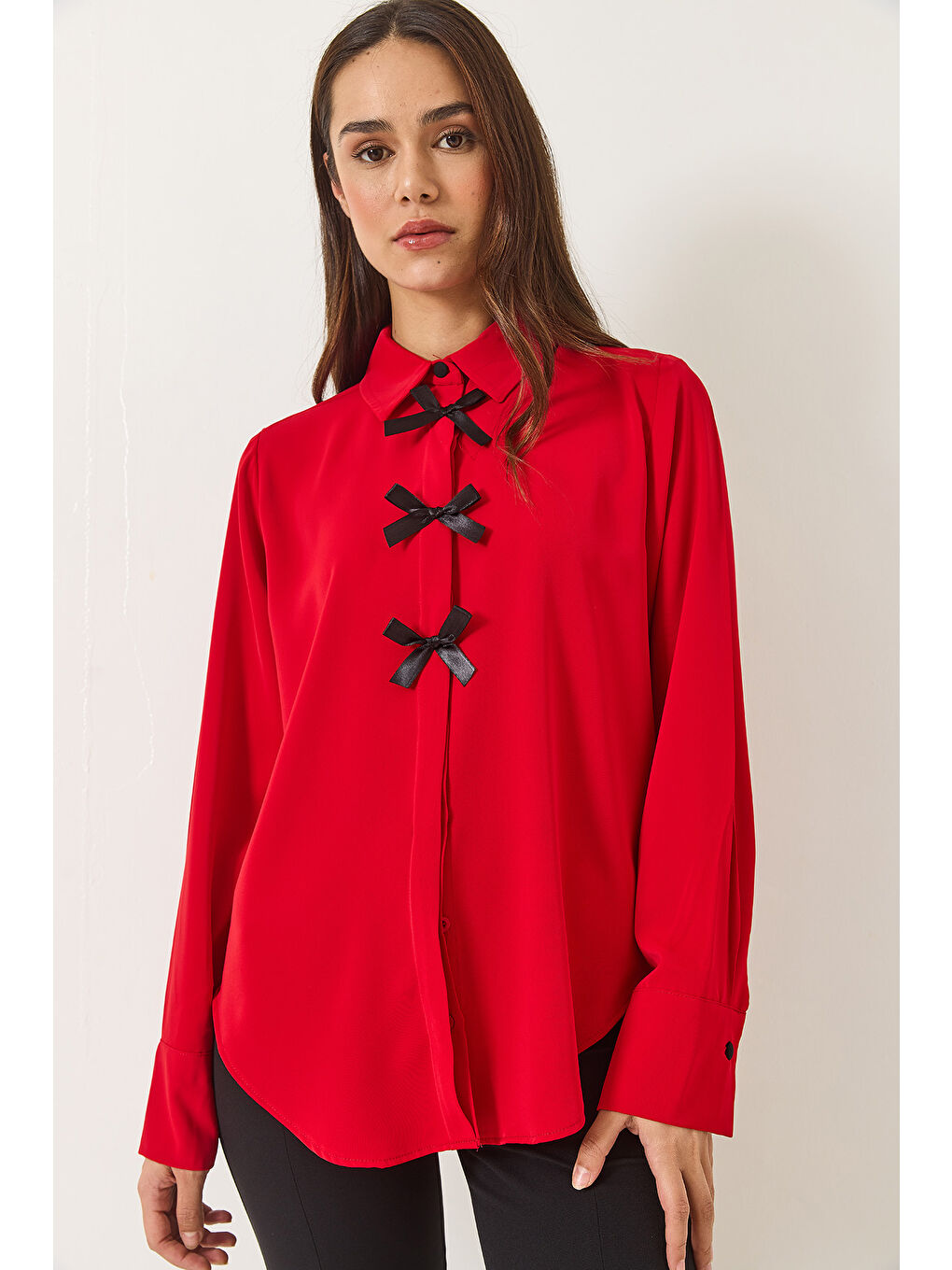 Kırmızı Kadın Kurdele Detaylı Gizli Düğmeli Uzun Kollu Gömlek-1