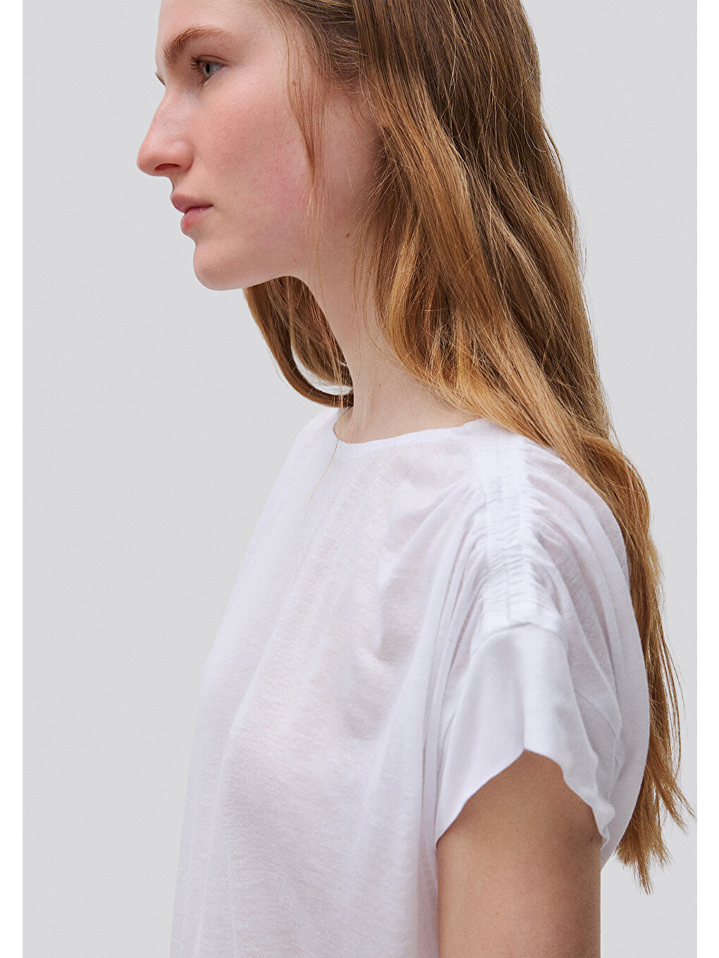 Kadın Beyaz Keten Liyosel Karışımlı Omuzları Büzgü Detaylı T-Shirt-3