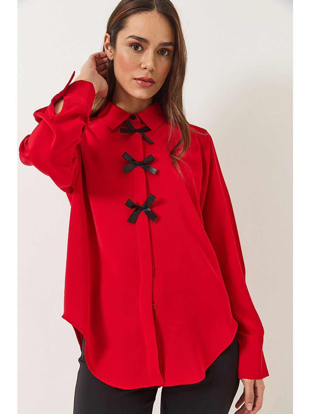Kırmızı Kadın Kurdele Detaylı Gizli Düğmeli Uzun Kollu Gömlek-2