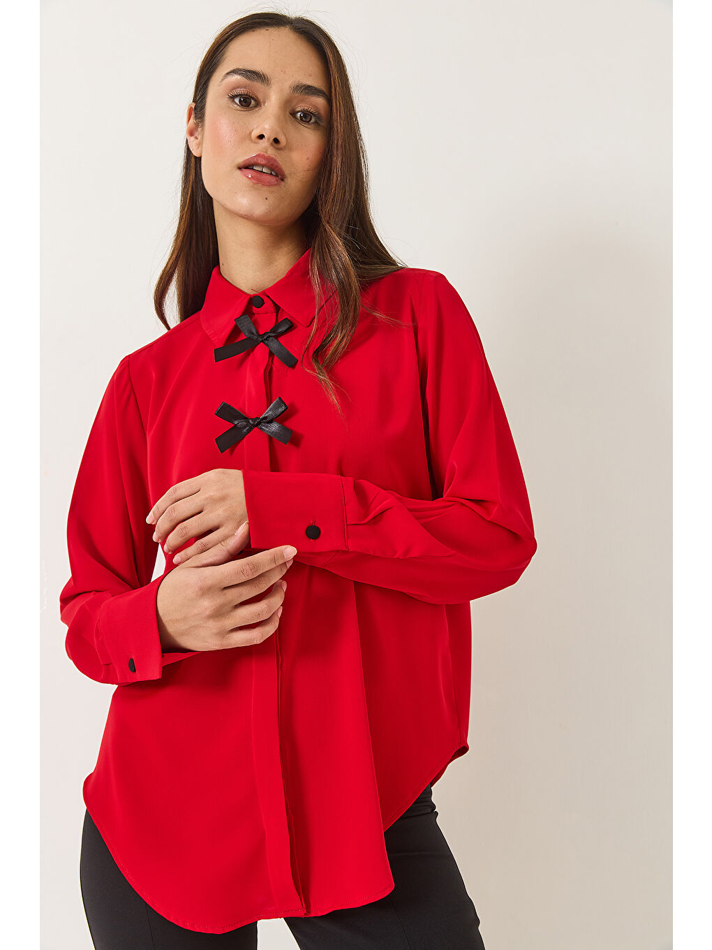 Kırmızı Kadın Kurdele Detaylı Gizli Düğmeli Uzun Kollu Gömlek-3