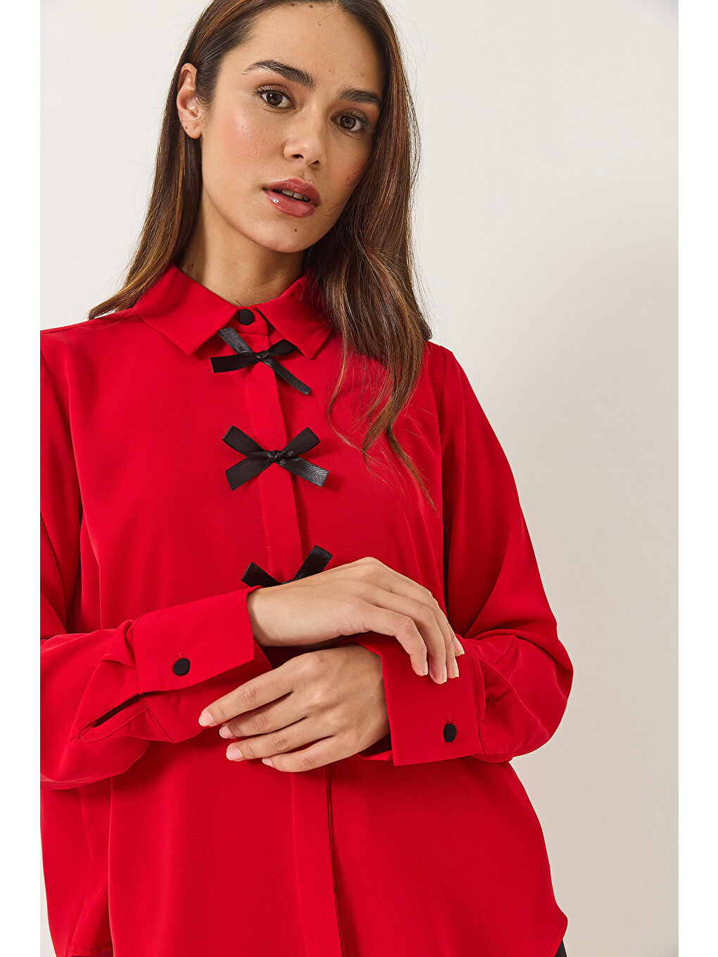Kırmızı Kadın Kurdele Detaylı Gizli Düğmeli Uzun Kollu Gömlek-4