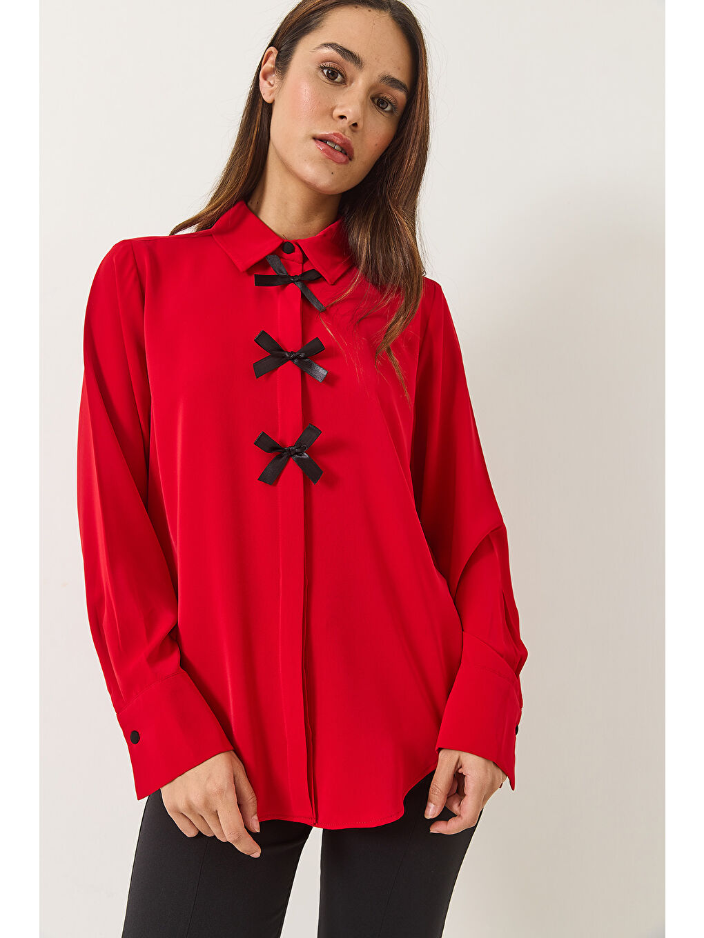 Kırmızı Kadın Kurdele Detaylı Gizli Düğmeli Uzun Kollu Gömlek-5