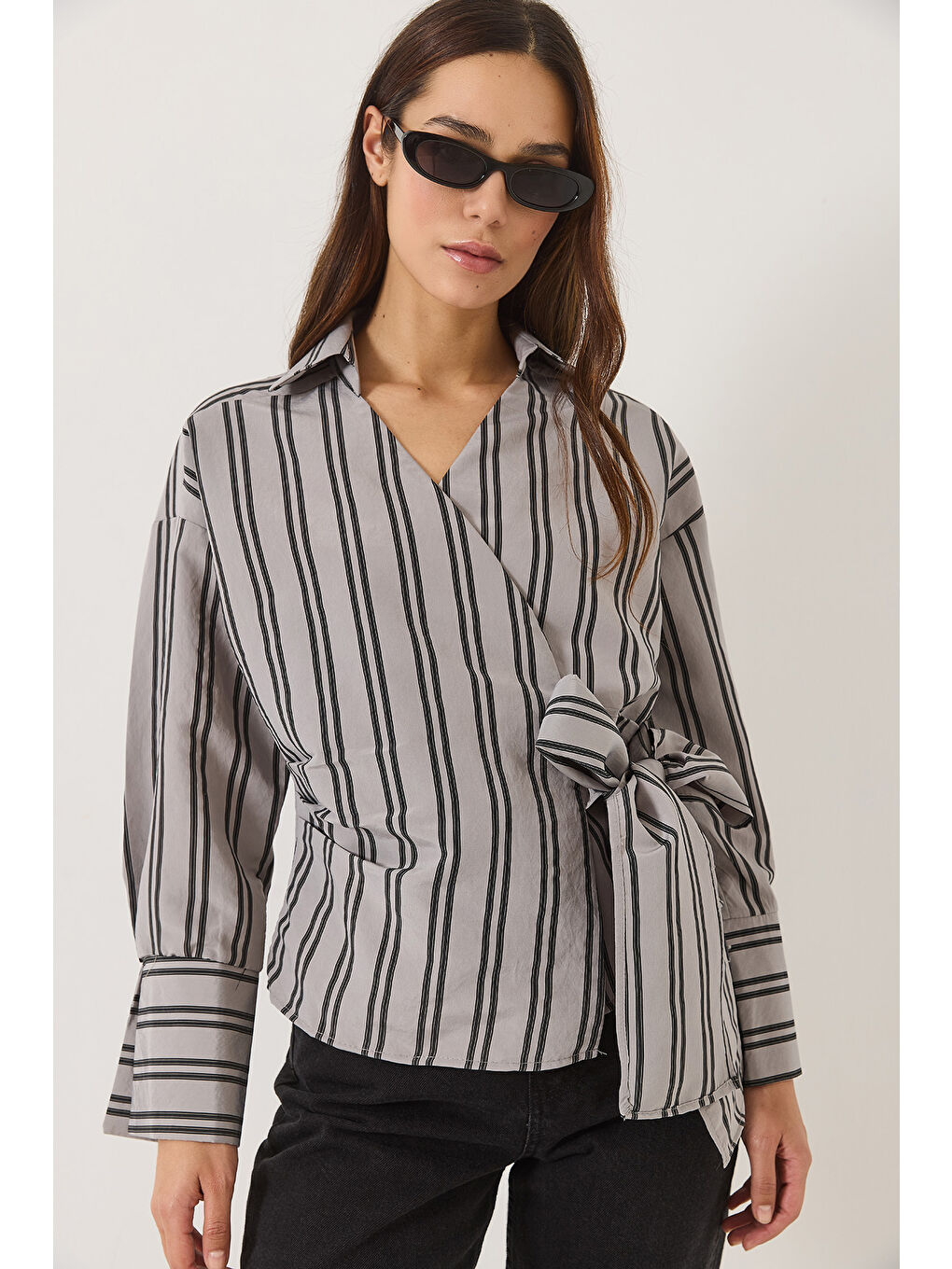 Gri Kadın Çizgili Kruvaze Yaka Yandan Bağlamalı Poplin Gömlek-1
