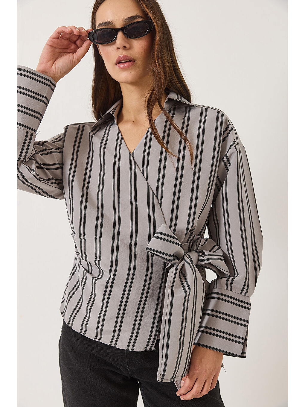 Gri Kadın Çizgili Kruvaze Yaka Yandan Bağlamalı Poplin Gömlek-2
