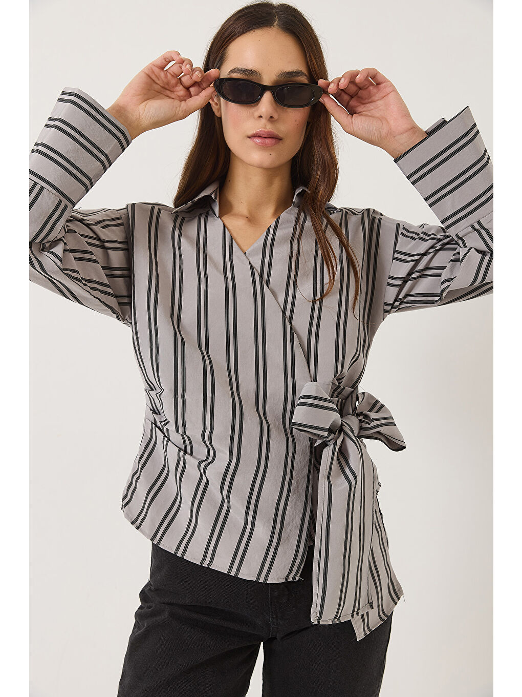 Gri Kadın Çizgili Kruvaze Yaka Yandan Bağlamalı Poplin Gömlek-3