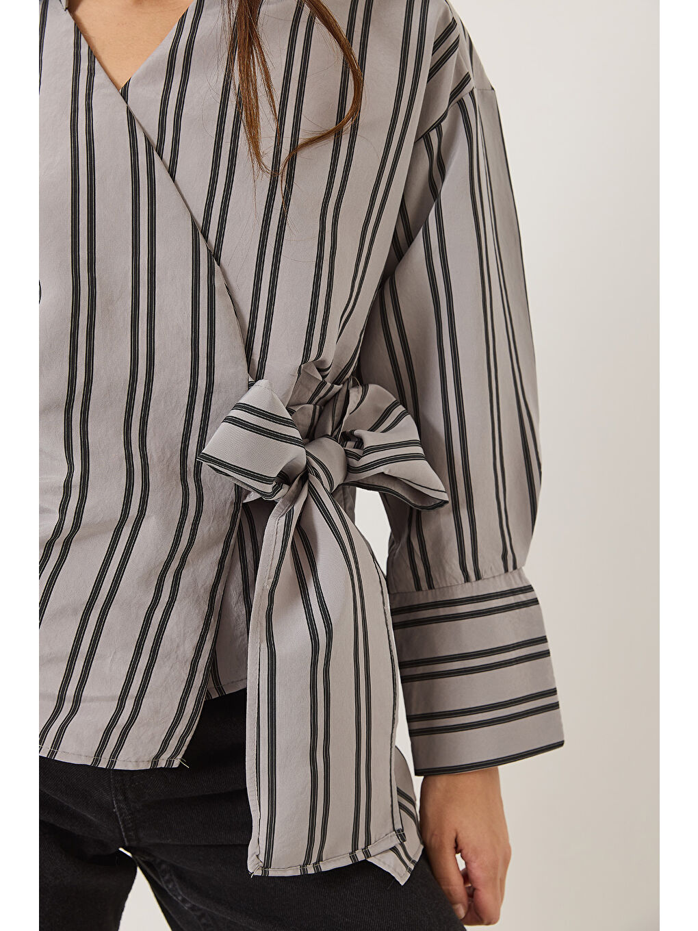Gri Kadın Çizgili Kruvaze Yaka Yandan Bağlamalı Poplin Gömlek-4