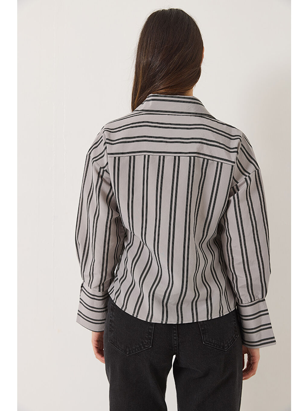 Gri Kadın Çizgili Kruvaze Yaka Yandan Bağlamalı Poplin Gömlek-5
