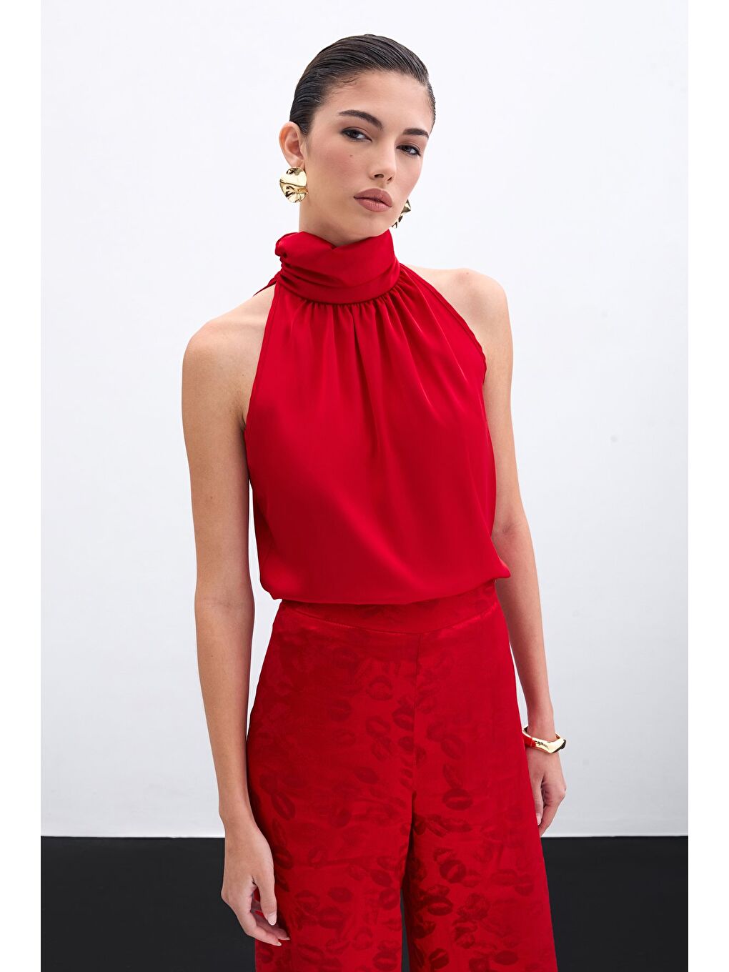 Boğazlı Kolsuz Bluz - Kırmızı