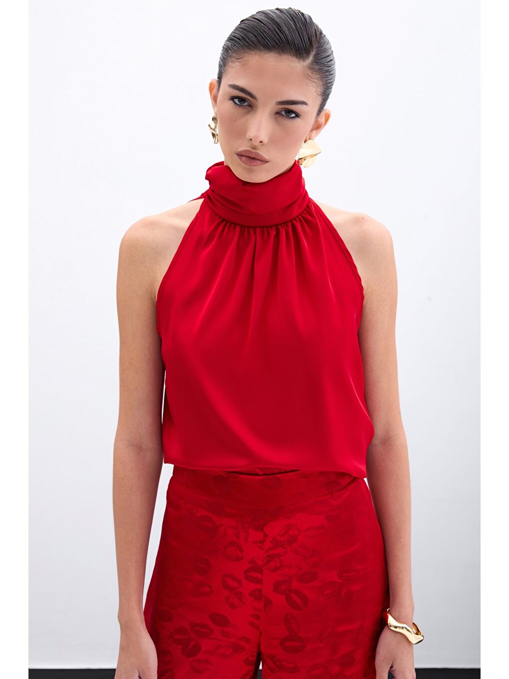 Boğazlı Kolsuz Bluz - Kırmızı-2