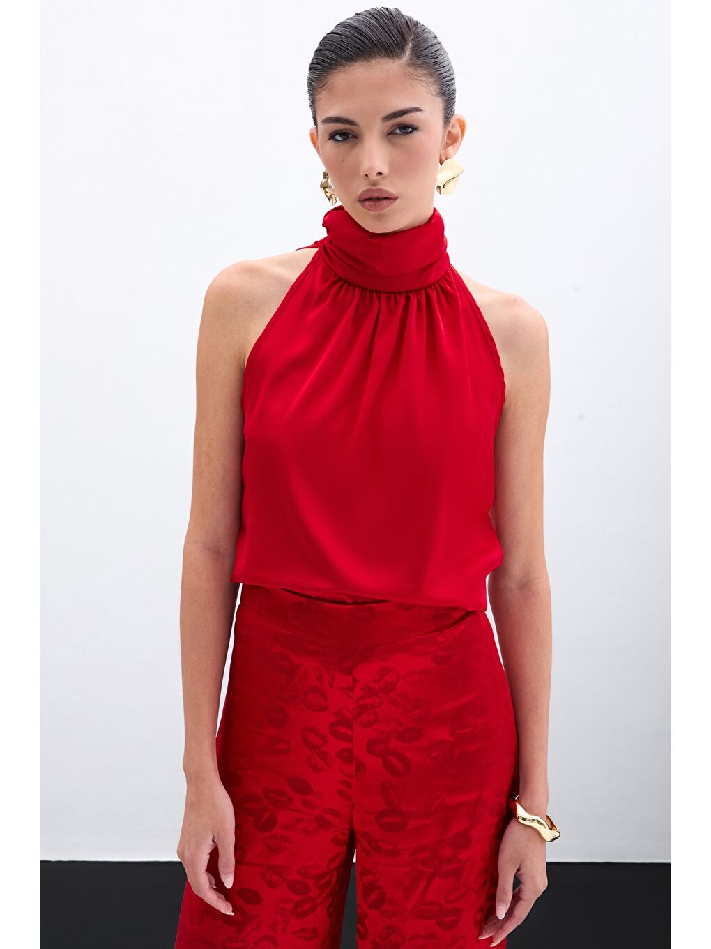 Boğazlı Kolsuz Bluz - Kırmızı-3