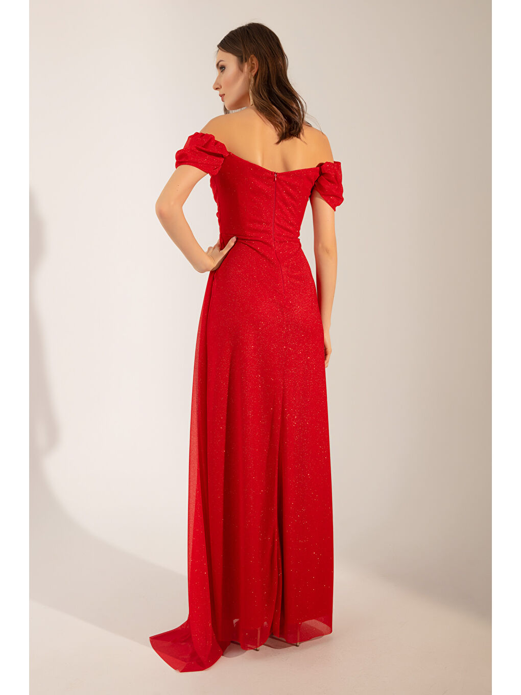 Kadın Kırmızı Kayık Yaka Drapeli Yırtmaçlı Uzun Simli Abiye Elbise-4