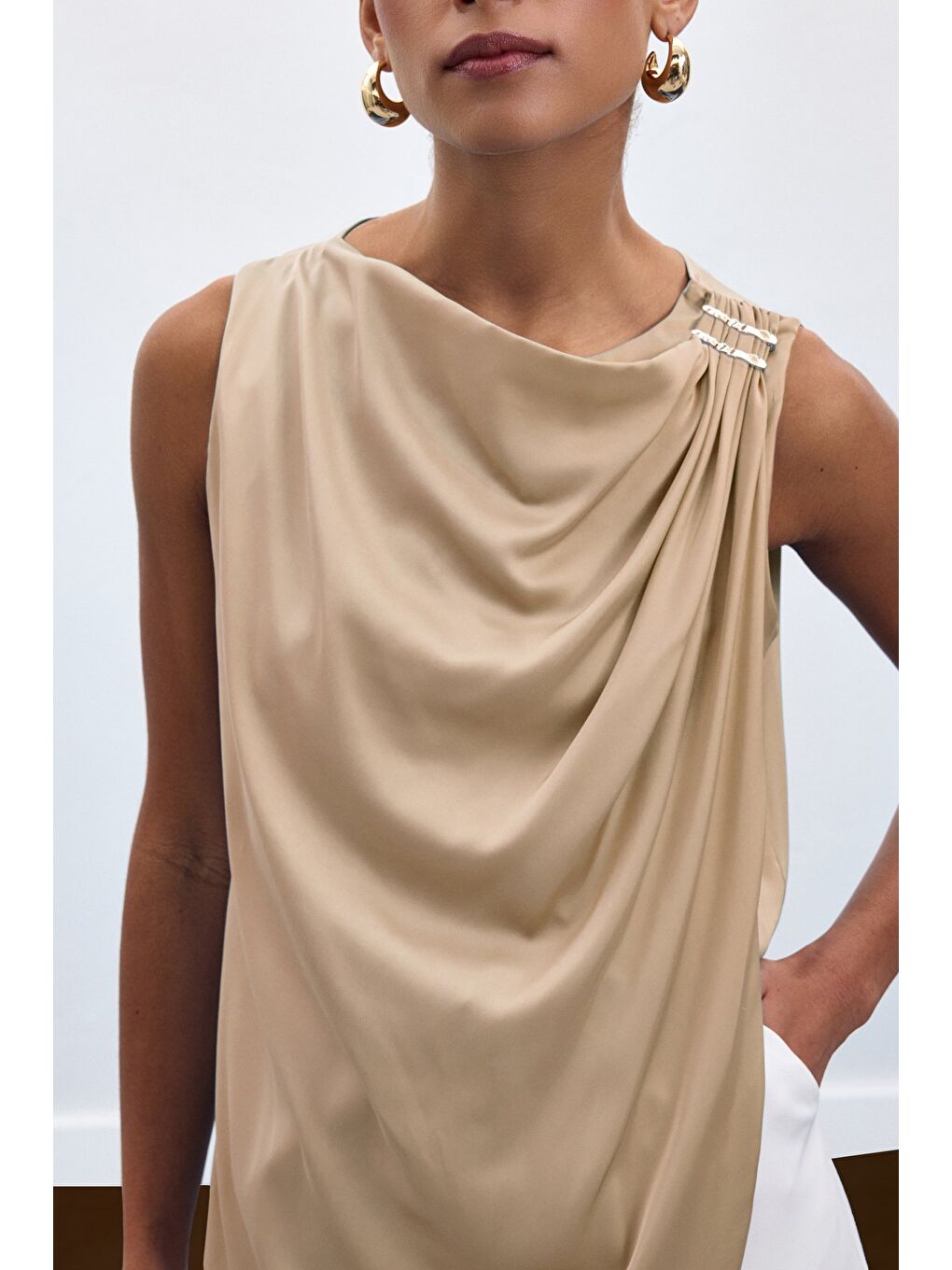 Aksesuar Detaylı Kolsuz Bluz - Bej-2