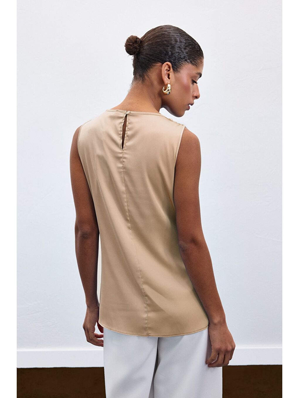 Aksesuar Detaylı Kolsuz Bluz - Bej-3