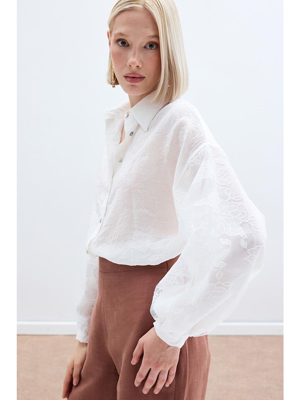 Nakış Detaylı Kraşlı Gömlek - Ekru-4
