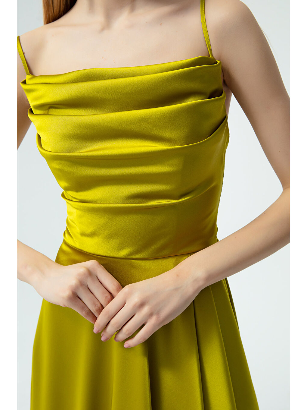 Kadın Fıstık Yeşili Volanlı Yırtmaçlı Saten Midi Boy Abiye & Mezuniyet Elbisesi-1