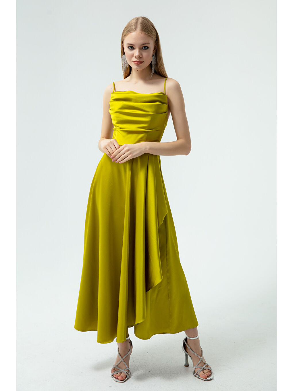 Kadın Fıstık Yeşili Volanlı Yırtmaçlı Saten Midi Boy Abiye & Mezuniyet Elbisesi-3