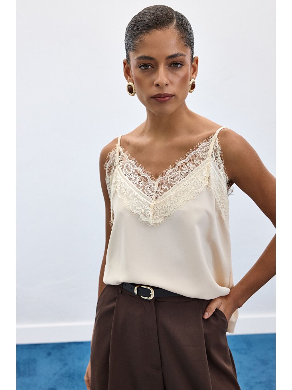 Dantel Detaylı Askılı Bluz - Bej-1