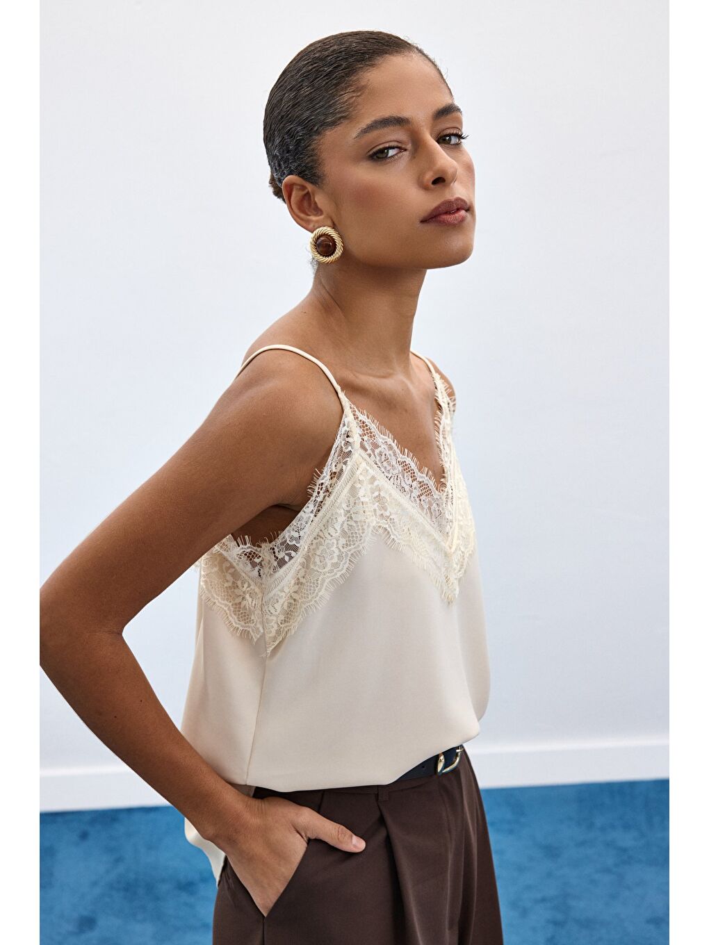 Dantel Detaylı Askılı Bluz - Bej-2