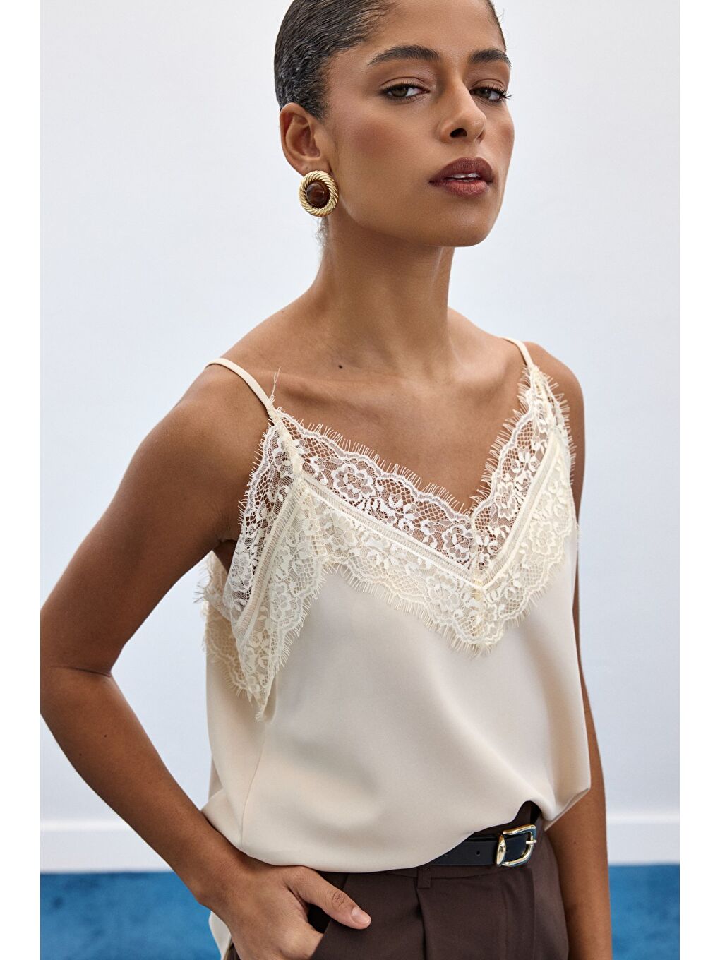 Dantel Detaylı Askılı Bluz - Bej-3