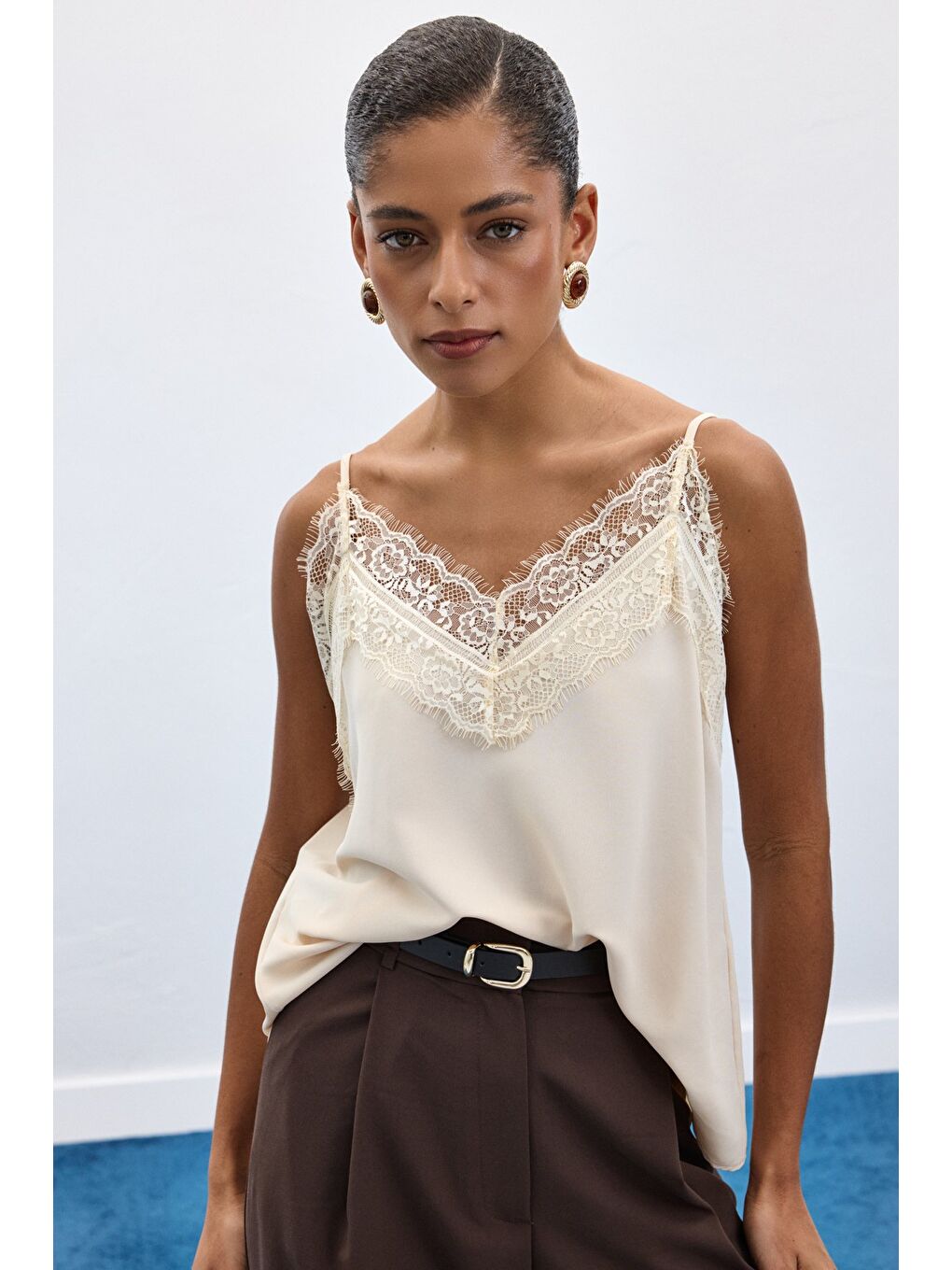 Dantel Detaylı Askılı Bluz - Bej-4