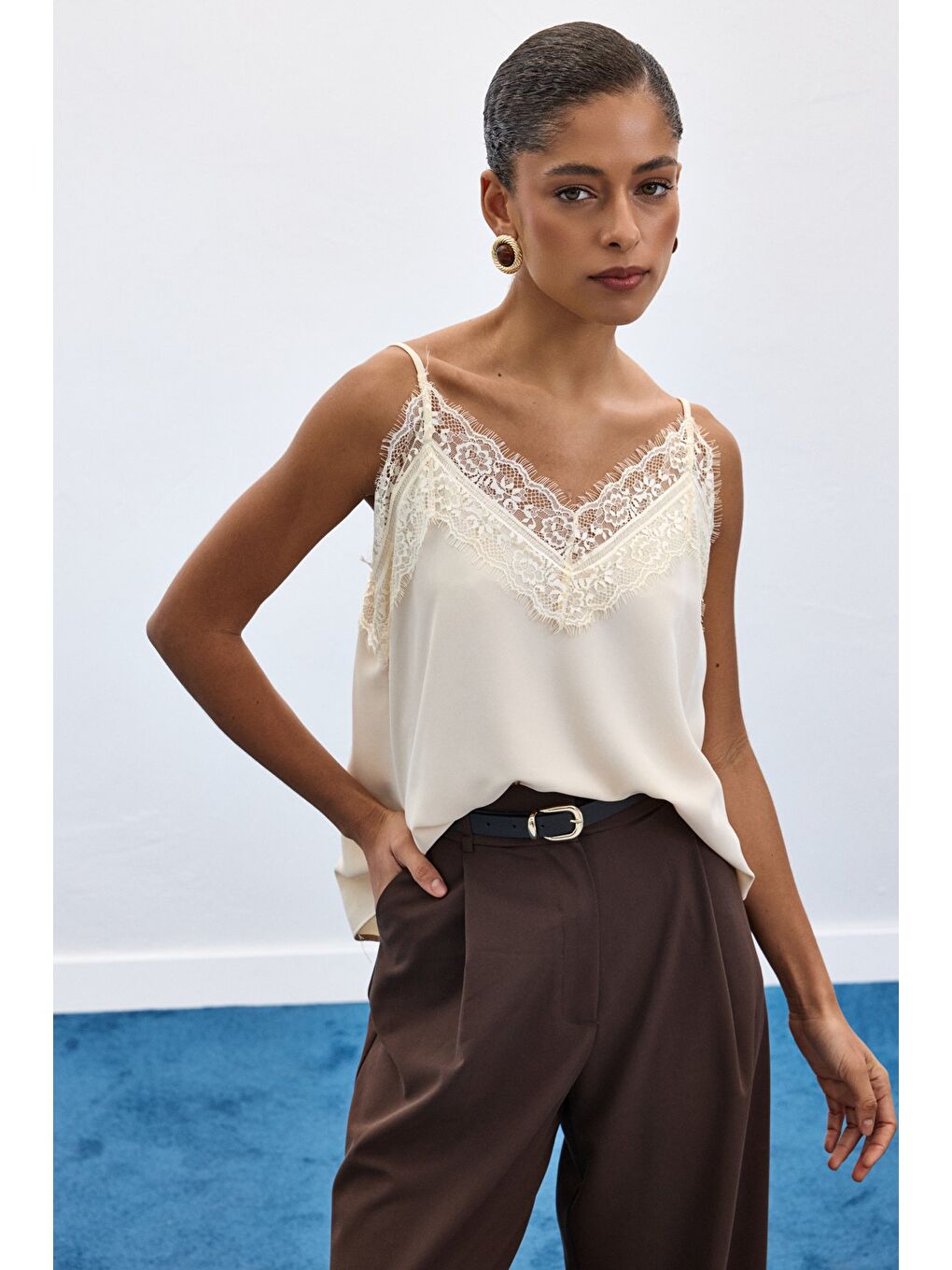 Dantel Detaylı Askılı Bluz - Bej-5