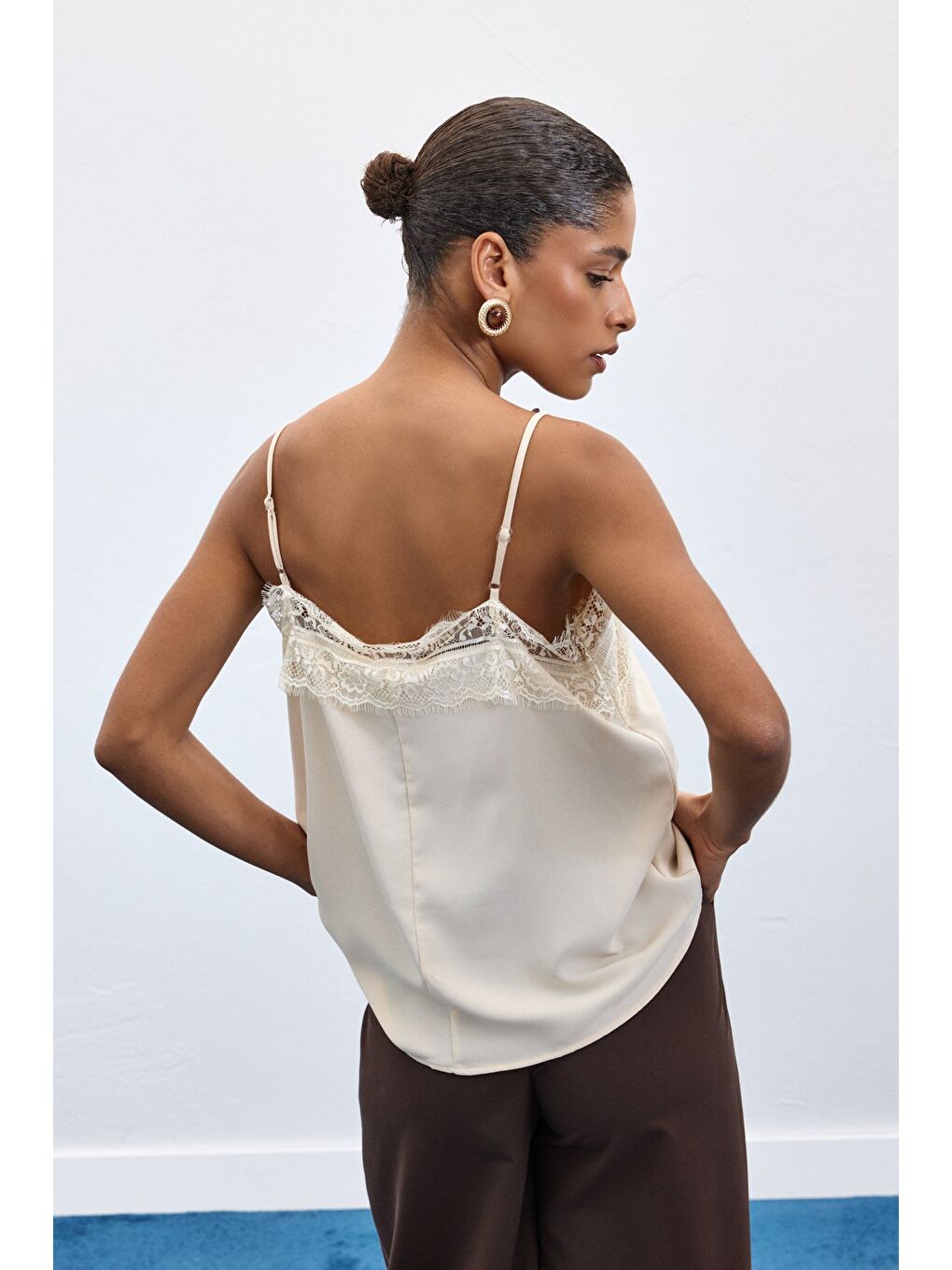 Dantel Detaylı Askılı Bluz - Bej-6