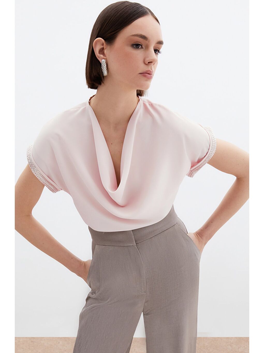 Pembe Kollar Taş Detaylı Salaş Bluz - Pudra-1