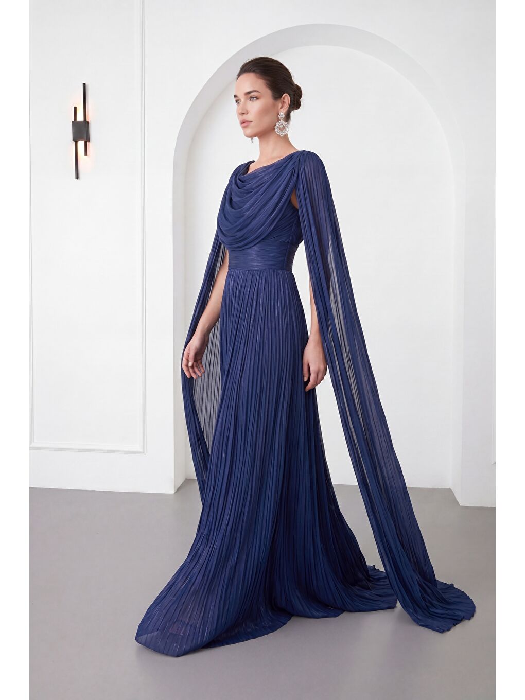 Kadın Lacivert Şifon Dökümlü Pelerin Kollu Uzun Abiye Elbise