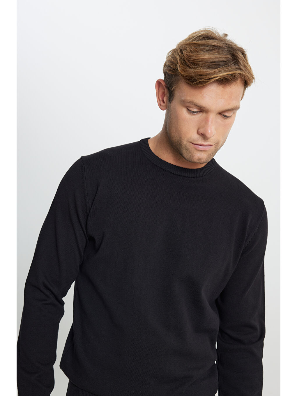 Erkek Siyah Pamuklu Standart Fit Normal Kesim Bisiklet Yaka Triko Kazak-4