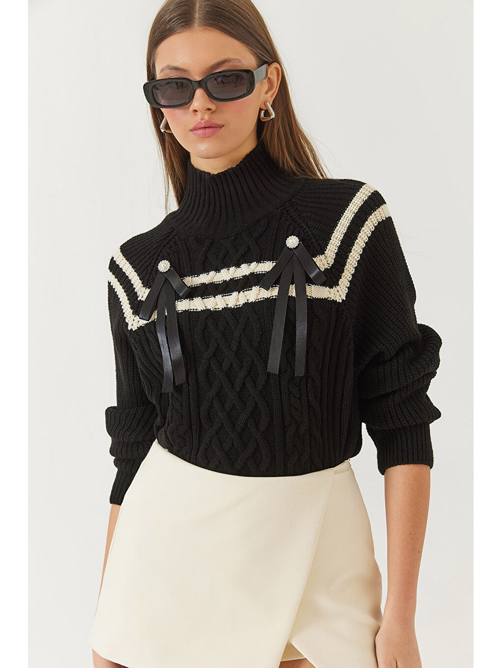 Siyah Kadın Yakası Taşlı Fiyonklu Triko Kazak