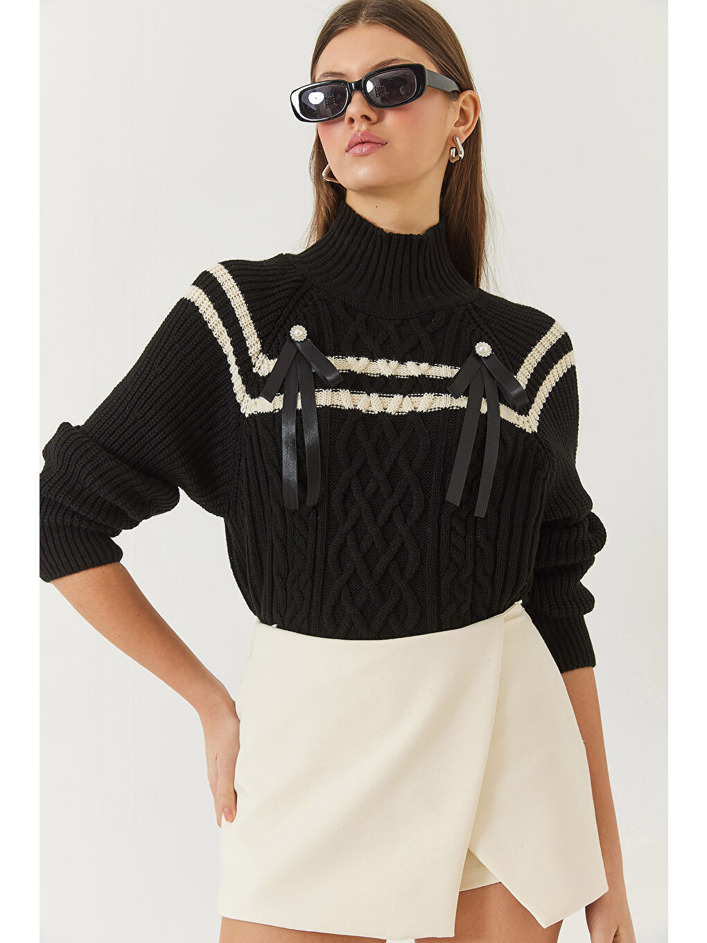 Siyah Kadın Yakası Taşlı Fiyonklu Triko Kazak-1