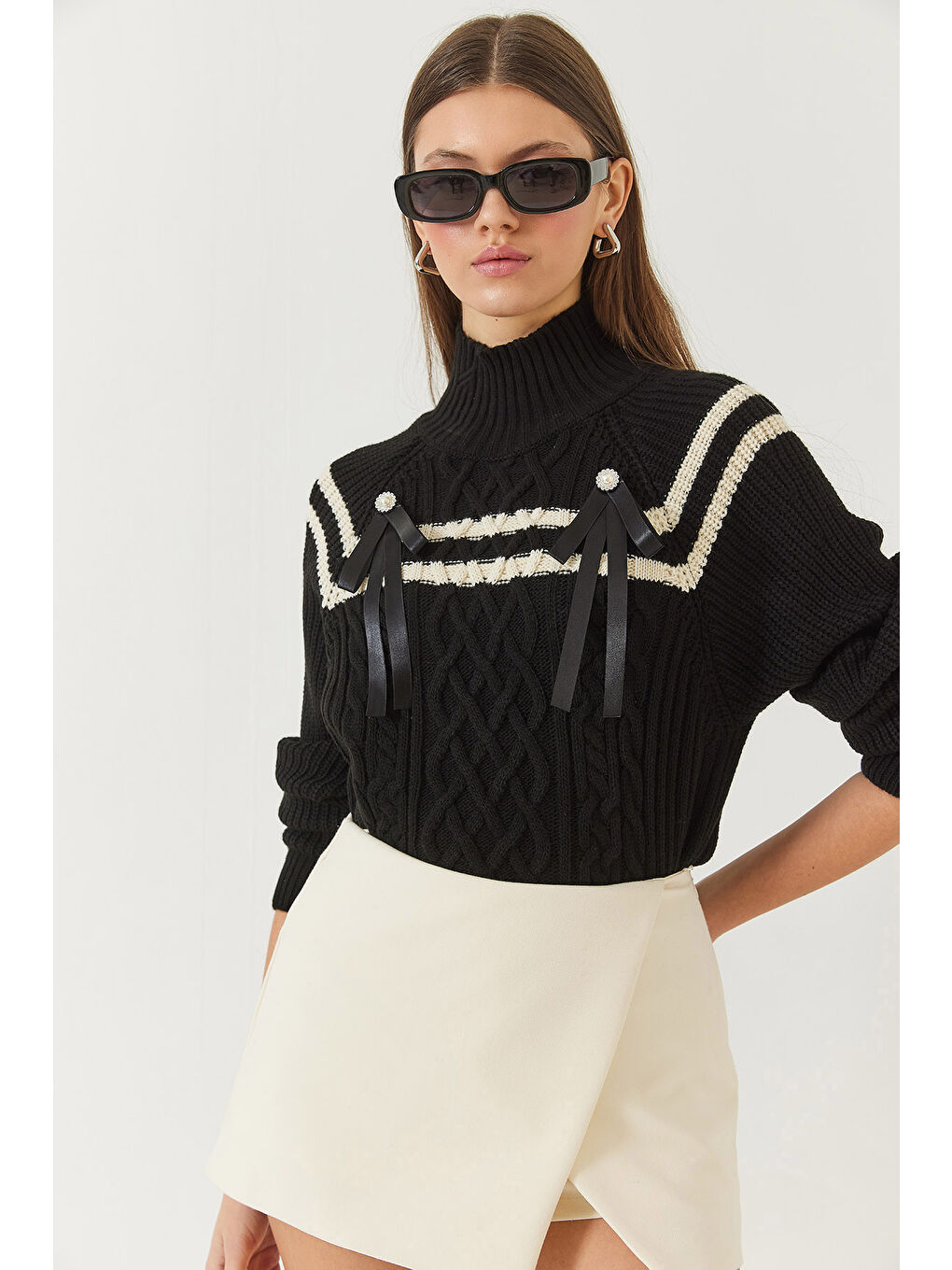 Siyah Kadın Yakası Taşlı Fiyonklu Triko Kazak-2