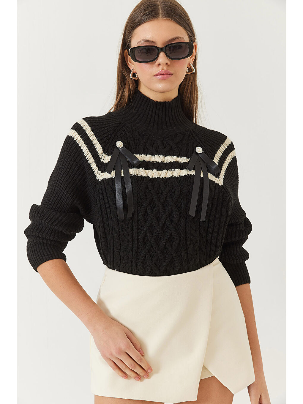 Siyah Kadın Yakası Taşlı Fiyonklu Triko Kazak-3