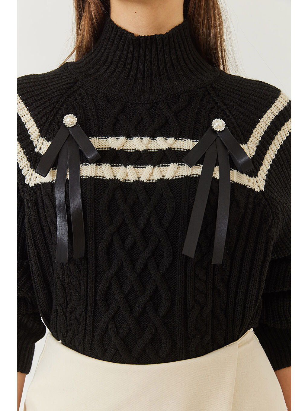 Siyah Kadın Yakası Taşlı Fiyonklu Triko Kazak-4
