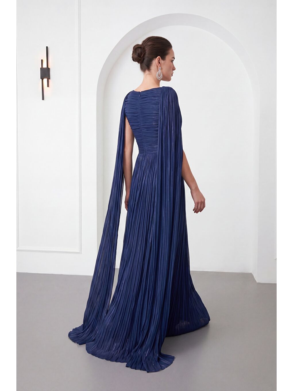 Kadın Lacivert Şifon Dökümlü Pelerin Kollu Uzun Abiye Elbise-5