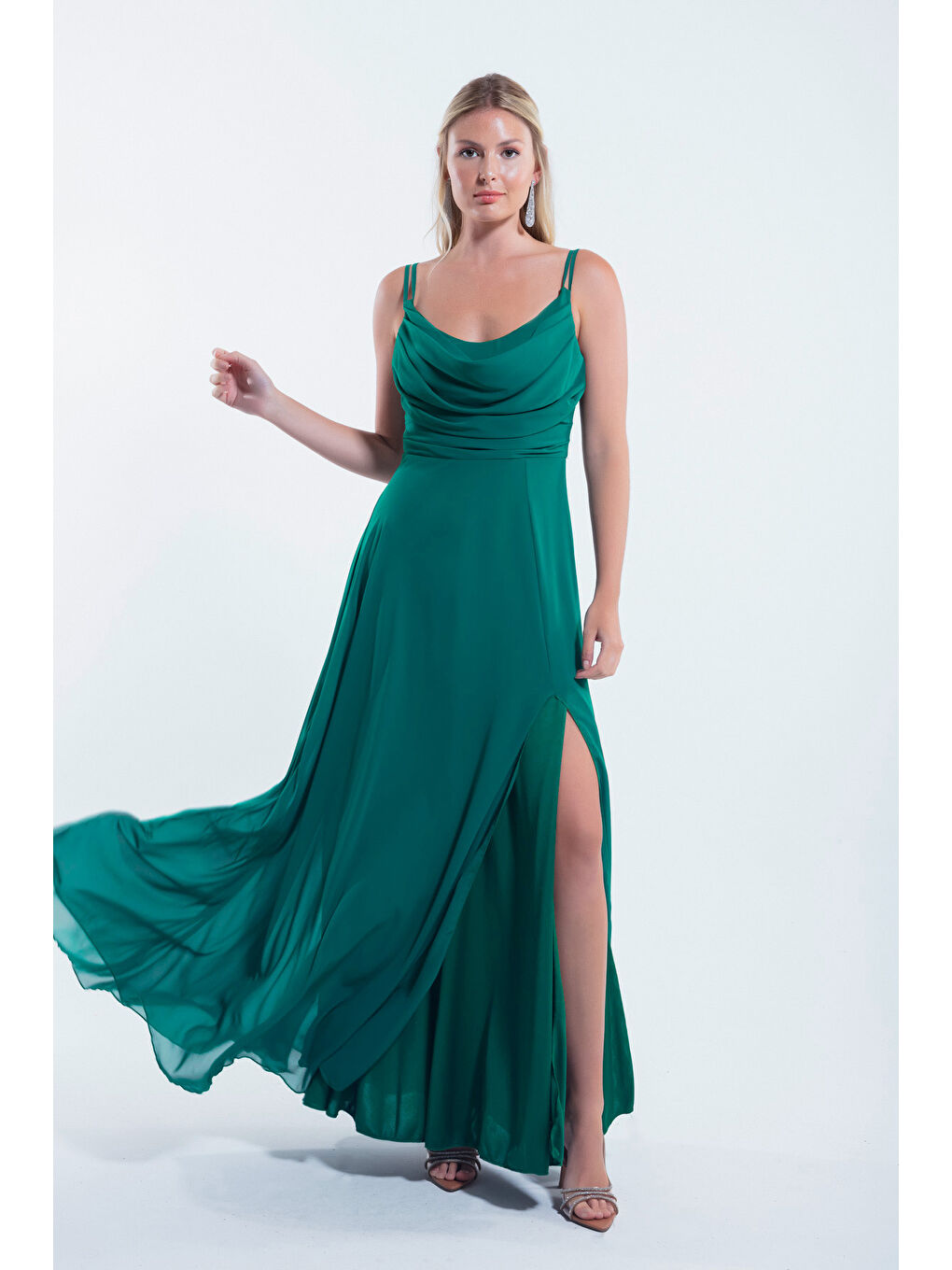 Kadın Zümrüt Yeşili Askılı Şifon Abiye Elbise