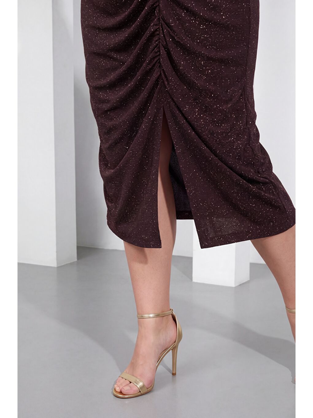 Kadın Kahverengi Kruvaze Yaka Simli Büyük Beden Midi Abiye Elbise-3