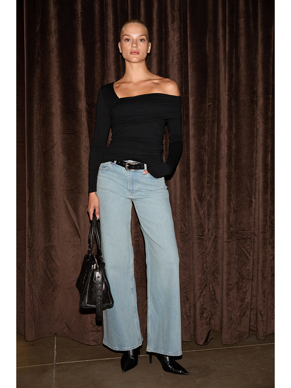 Siyah VELMEA Kadın Asimetrik Yaka Omuz Detaylı Slim Fit SİYAH Bluz-1