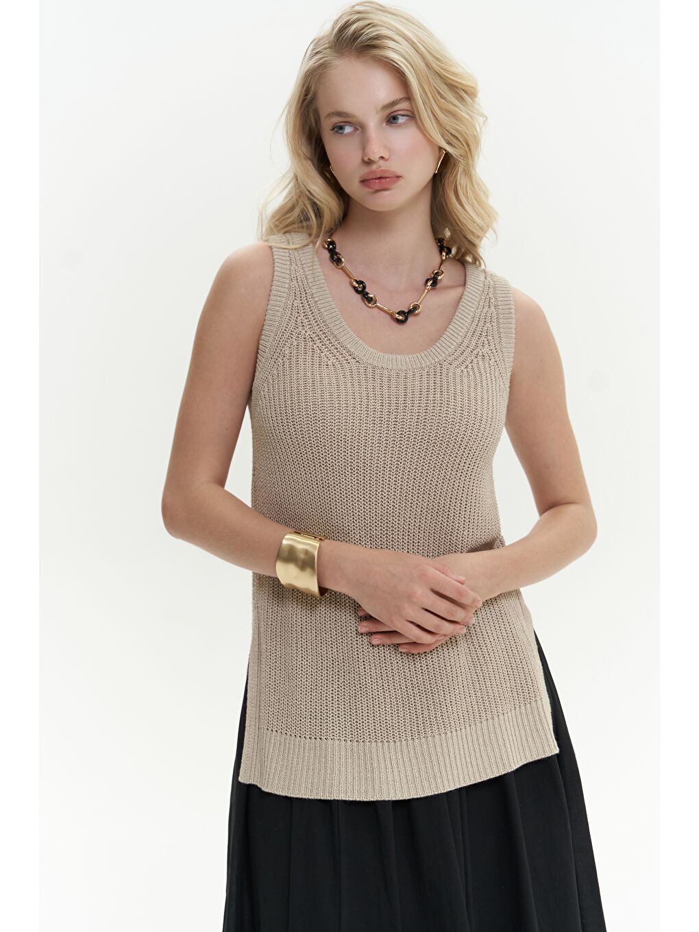 Canti Triko Yırtmaç Detay Kolsuz Bej Süveter-3