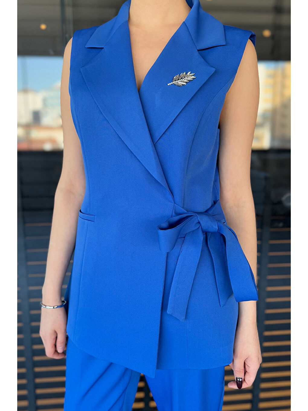 Mavi Broş Detaylı Bel Kuşaklı Kadın Yelek Pantolon İkili Takım-2