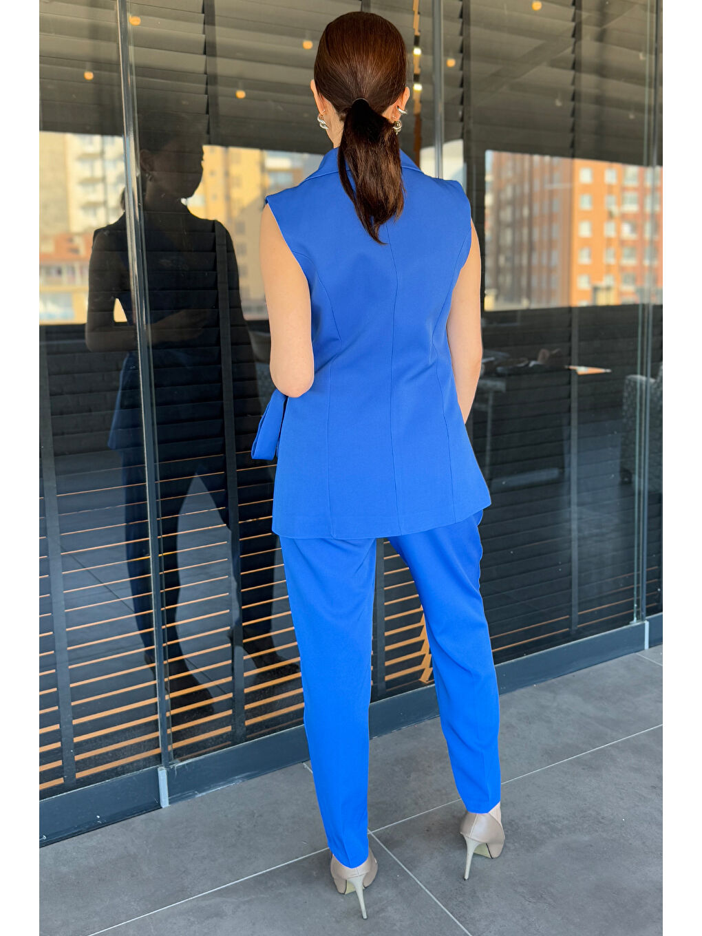 Mavi Broş Detaylı Bel Kuşaklı Kadın Yelek Pantolon İkili Takım-3