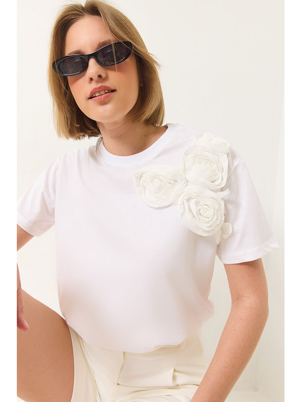 Beyaz Kadın Çiçek Aksesuarlı Regular Bisiklet Yaka T-Shirt