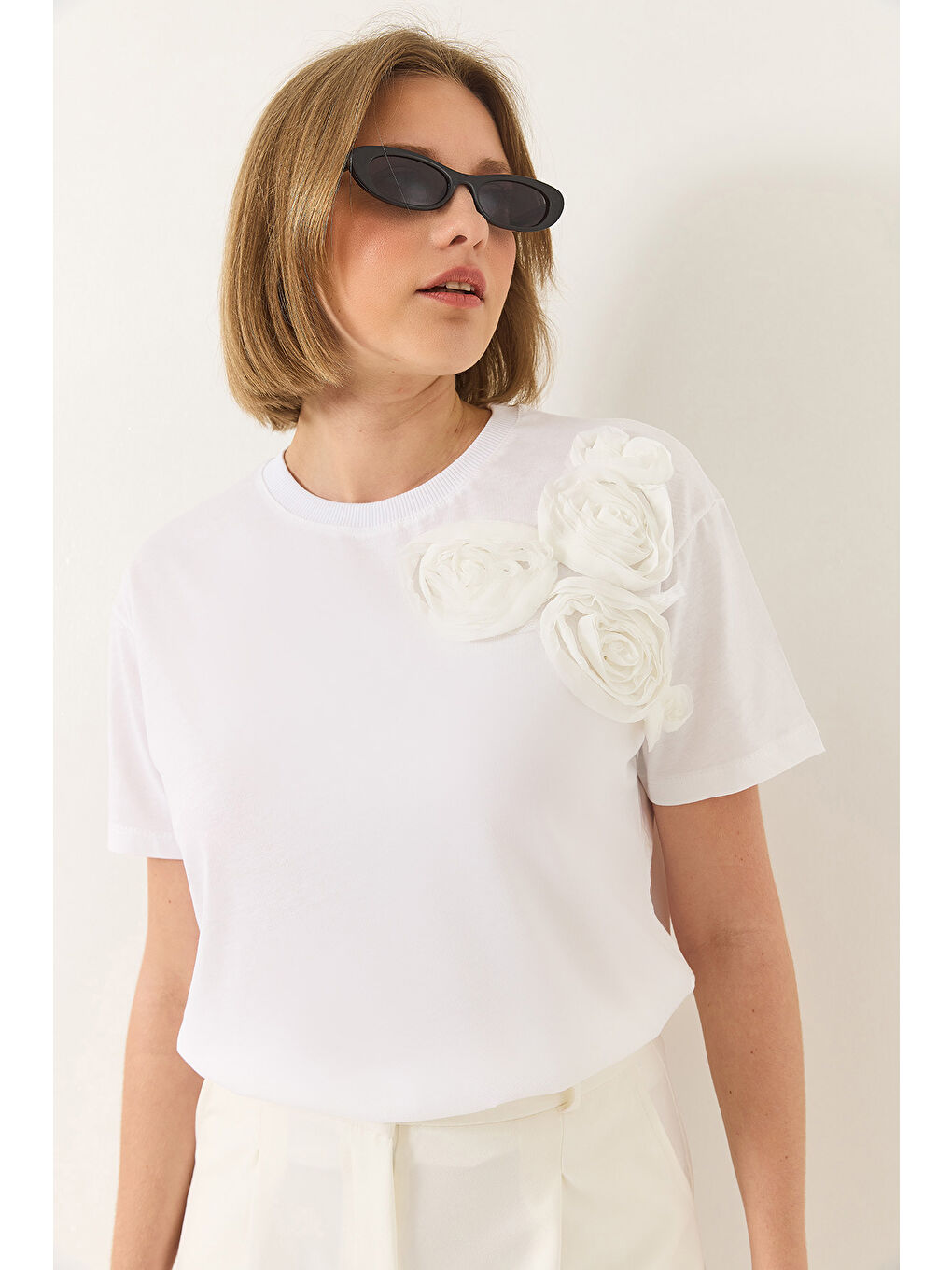 Beyaz Kadın Çiçek Aksesuarlı Regular Bisiklet Yaka T-Shirt-1