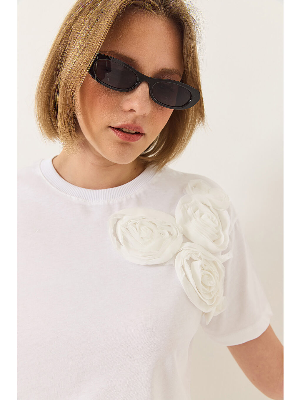 Beyaz Kadın Çiçek Aksesuarlı Regular Bisiklet Yaka T-Shirt-2