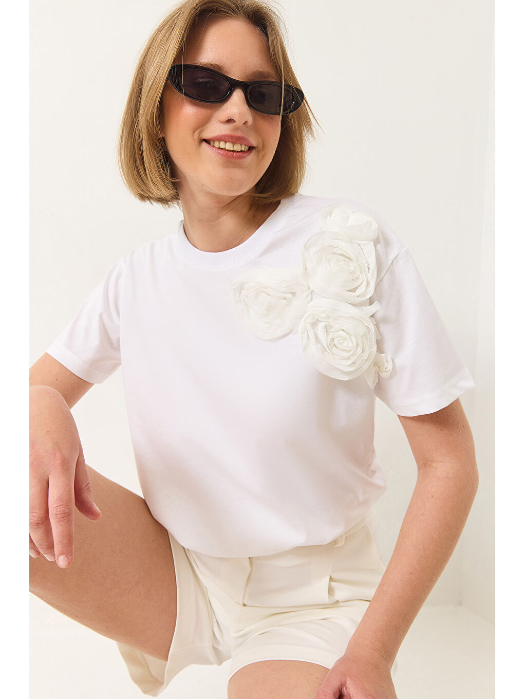 Beyaz Kadın Çiçek Aksesuarlı Regular Bisiklet Yaka T-Shirt-3